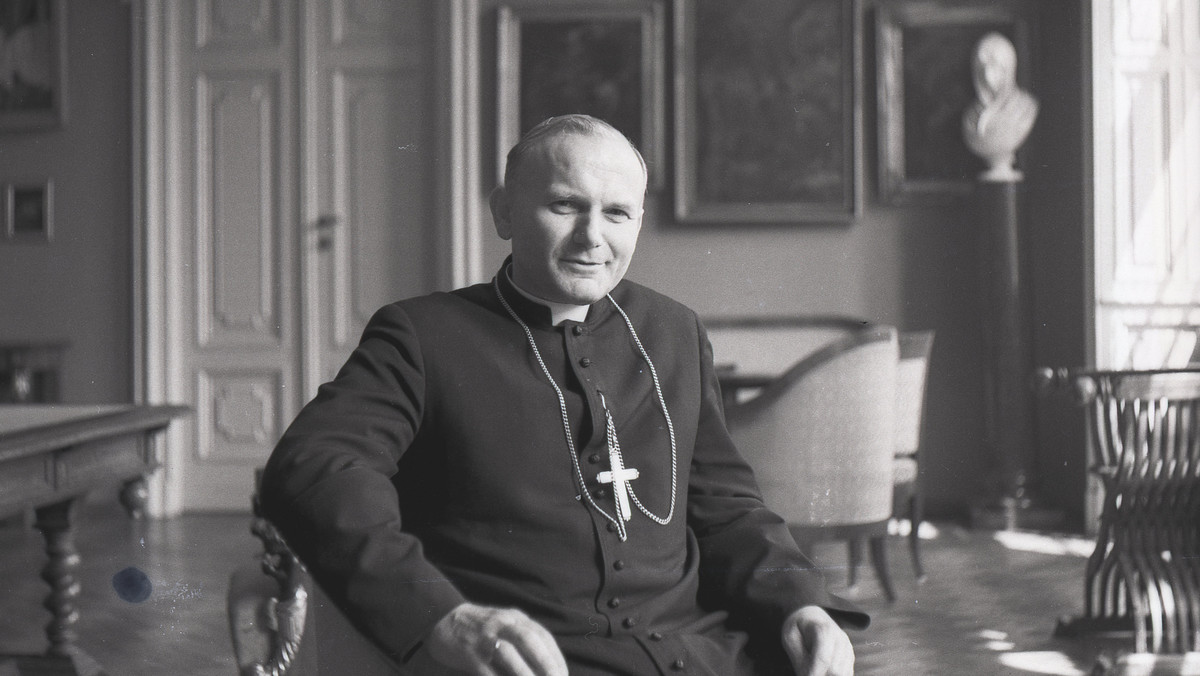 Od 4 lipca Muzeum Narodowe w Krakowie zaprasza na wystawę zatytułowaną Karol Kardynał Wojtyła. Fotografie Adama Bujaka w Arsenale Muzeum Książąt Czartoryskich przy ul. Pijarskiej 8. Wystawa związana jest z setną rocznicą urodzin papieża przypadającą w dniu 18 maja bieżącego roku.