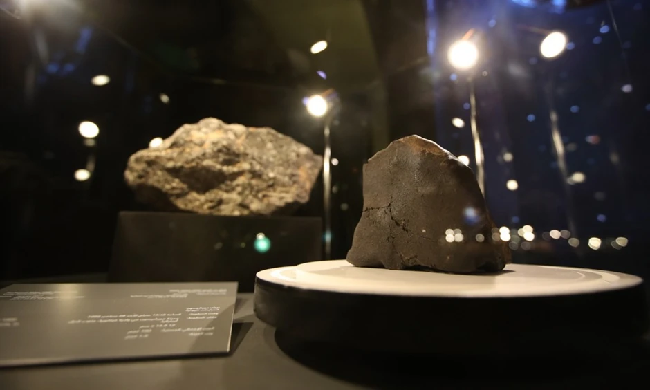 Meteorit Merčison (D) u Prirodnjačkom muzeju u Abu Dabiju 