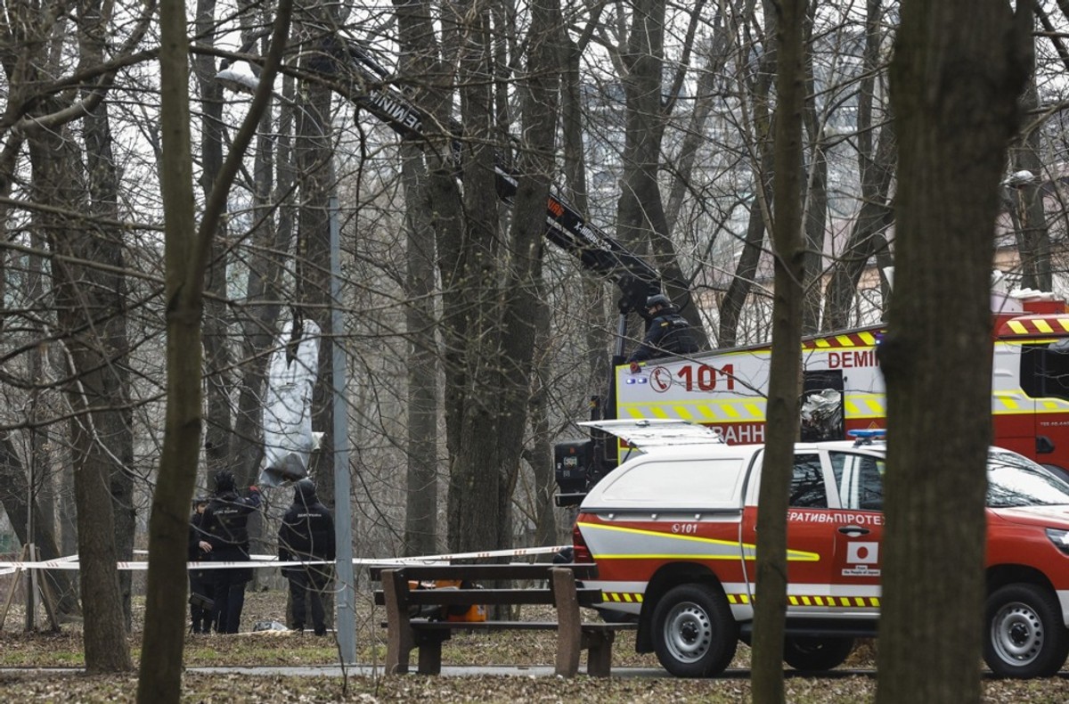 Heqja e mbetjeve të një rakete të rrëzuar në një park në Kiev më 24 mars