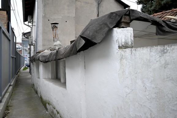 (FOTO, VIDEO) Najuža ulica nalazi se u centru Beograda: U većem delu široka je jedva metar, ovde ni preticanje pešaka nije moguće, a da unesu nov nameštaj ni ne pomišljaju