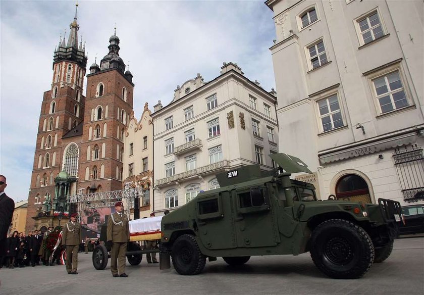 Kraków, pogrzeb, kondukt, prezydent, Lech Kaczyński, Marta Kaczyńska, córka