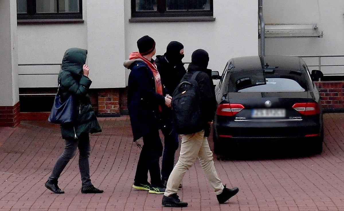 Doprowadzenie do Prokuratury Regionalnej w Szczecinie jednego z podejrzanych w aferze KNF