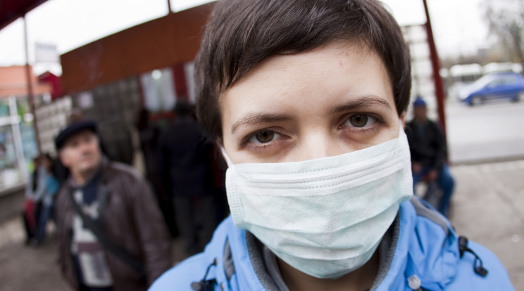 Maszkviseléssel állítanák meg az influenzát a hatóságok / Fotó: Shutterstock