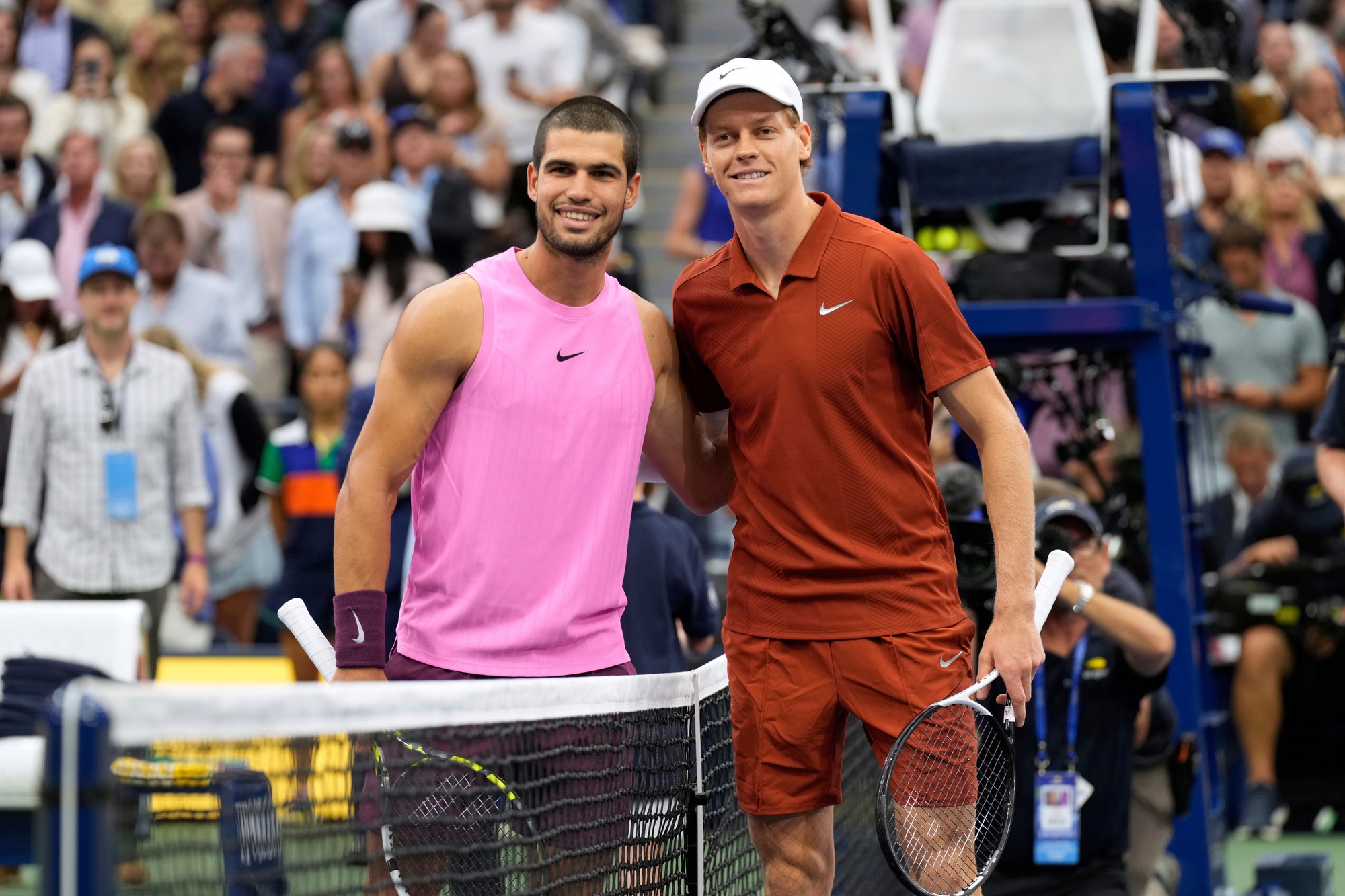 Španielsky tenista Carlos Alcaraz a Talian Jannik Sinner počas finále US Open 2025. 