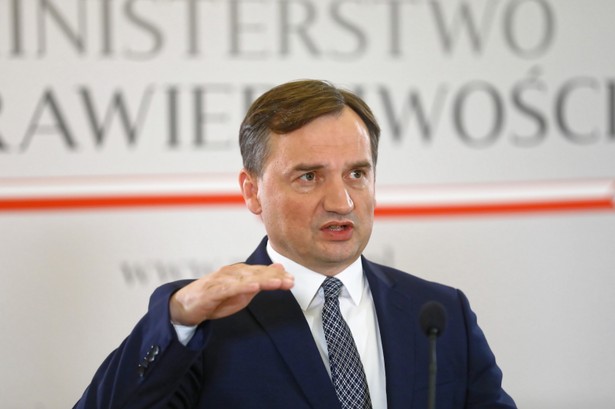 Warszawa, 25.07.2020. Minister sprawiedliwości Zbigniew Ziobro podczas konferencji prasowej nt. stanowiska w sprawie Konwencji Stambulskiej, 25 bm. w siedzibie ministerstwa w Warszawie. Minister Ziobro zapowiedział złożenie wniosku do resortu rodziny o podjęcie formalnych prac nad wypowiedzeniem konwencji. (mr) PAP/Rafał Guz