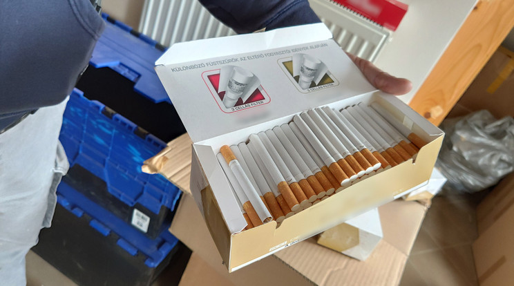 Több száz kilogramm vágott dohányt, nagy tételben zárjegy nélküli cigarettákat és a cigaretták töltésére alkalmas eszközöket találtak a rendőrök /Fotó: Police