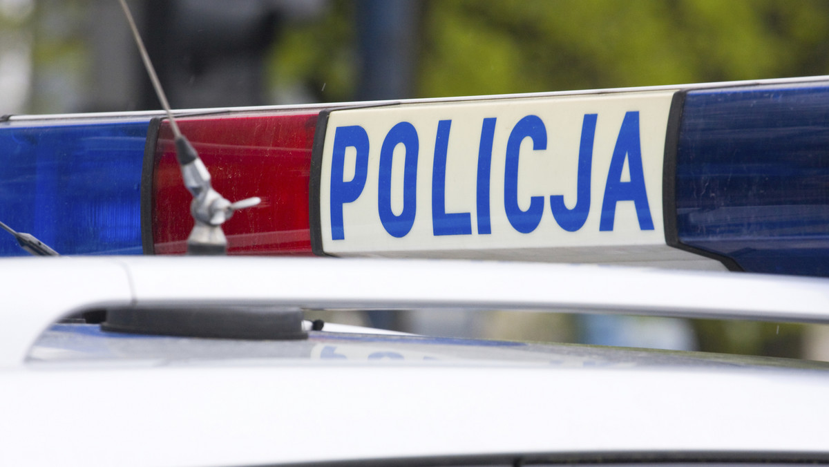 Krakowska policja zatrzymała sprawców napadu na taksówkarza. Mężczyźni, grożąc kierowcy nożem, ukradli samochód. Policji zatrzymała podejrzanych 20 km od miejsca zdarzenia. Obaj byli pod wpływem alkoholu, informuje Radio Kraków.