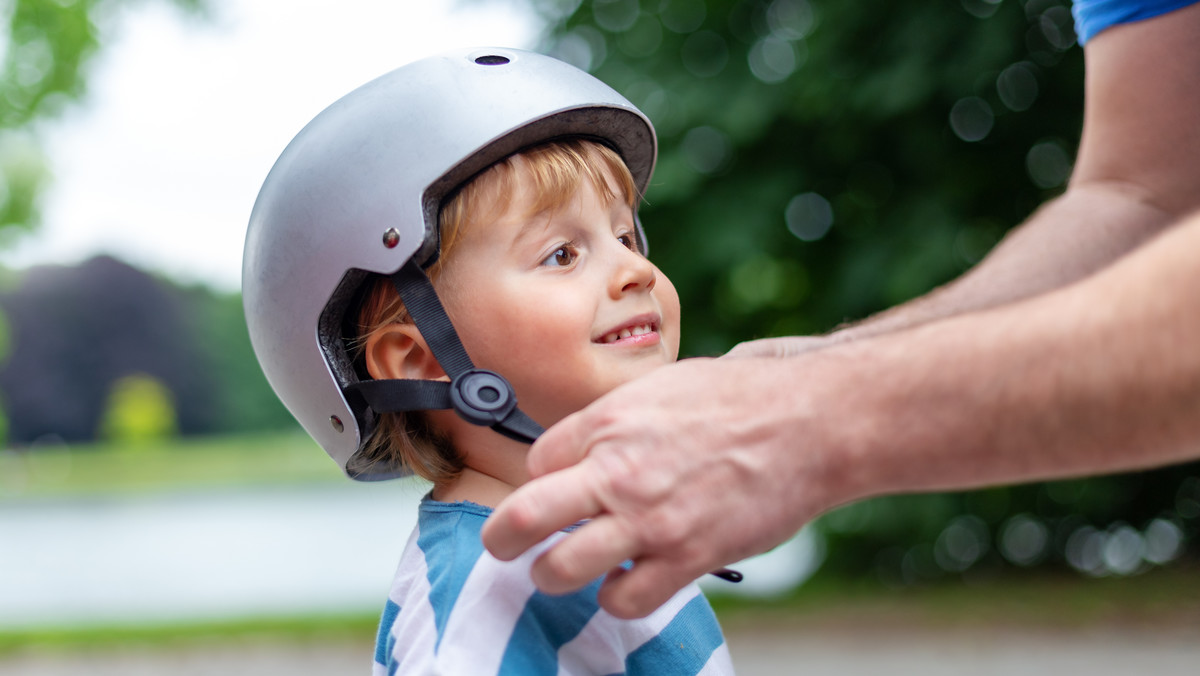 Jak wybrać ochraniacze i kask dla dziecka na rower, rolki, hulajnogę, deskorolkę?
