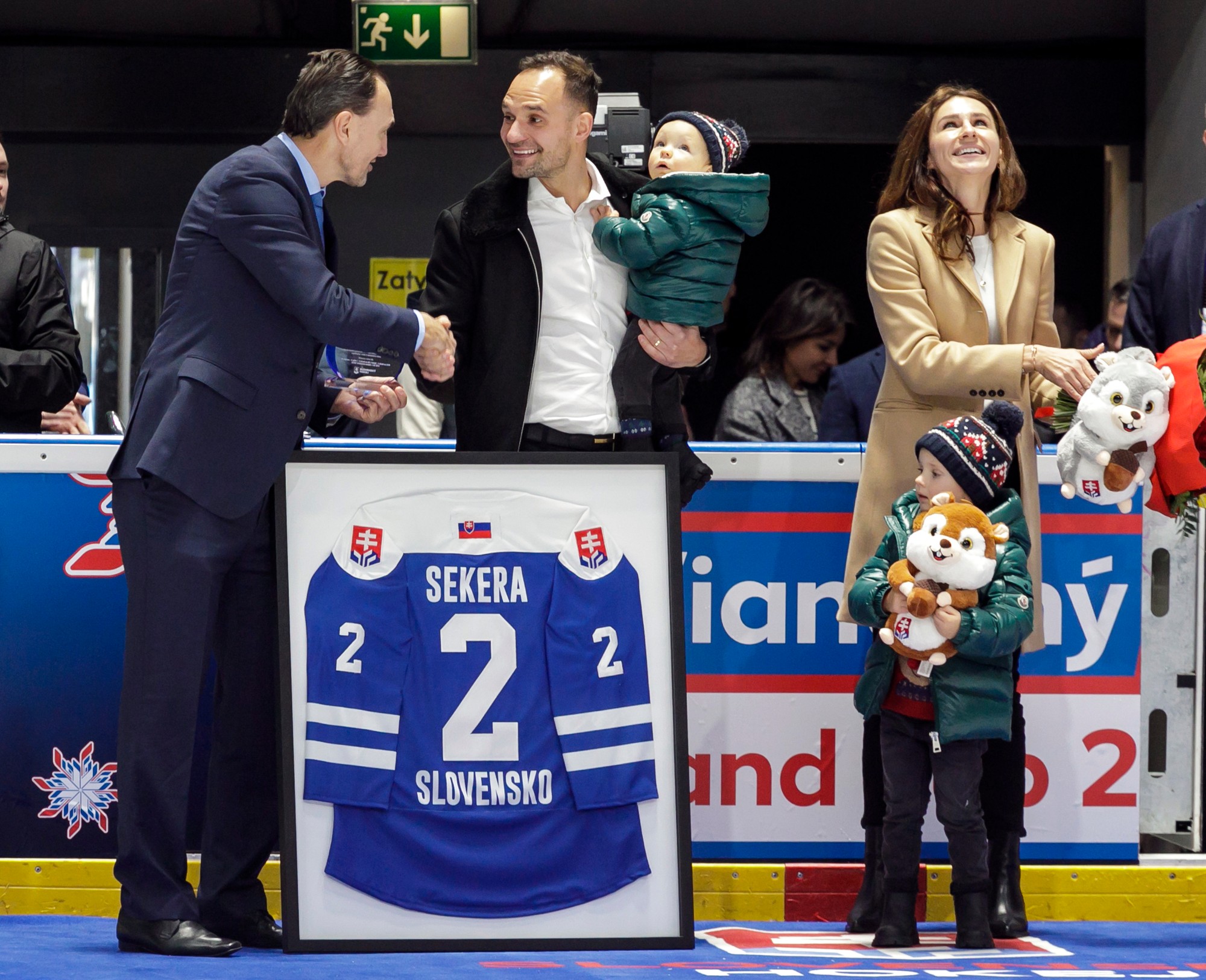 Zľava prezident Slovenského zväzu ľadového hokeja (SZĽH) Miroslav Šatan odovzdáva zarámovaný dres bývalému kapitánovi slovenskej hokejovej reprezentácie Andrejovi Sekerovi. 