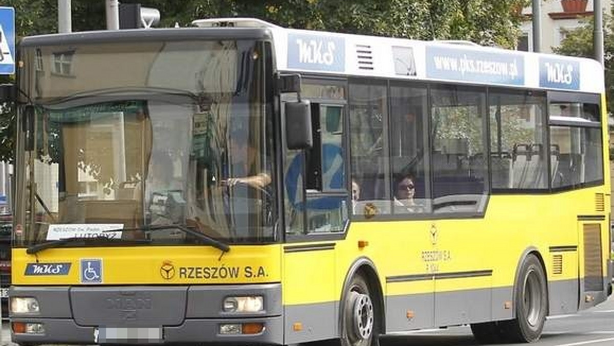 Narzekają na spóźnione kursy, drogie bilety i brak ogrzewania w pojazdach - podają nowiny24.pl.