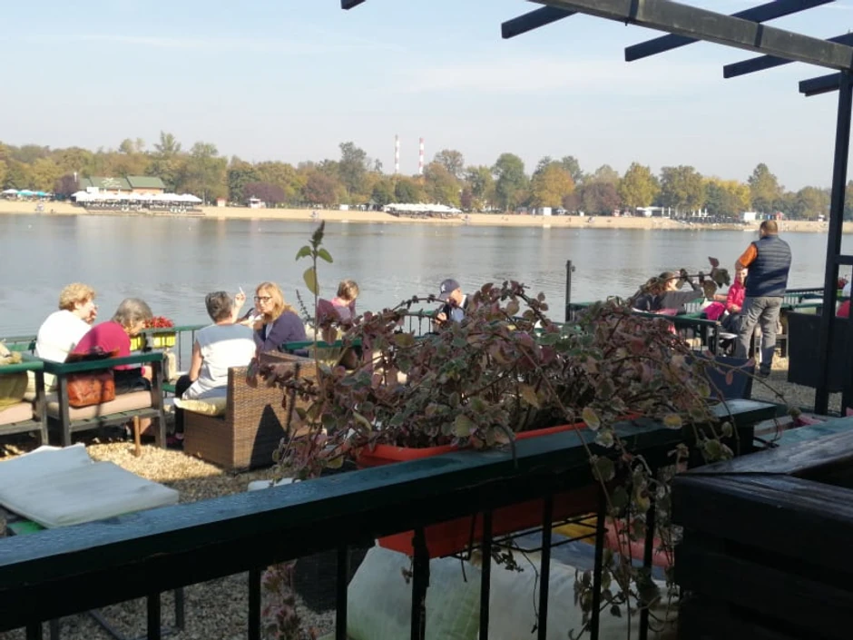 Bašte kafića su pune