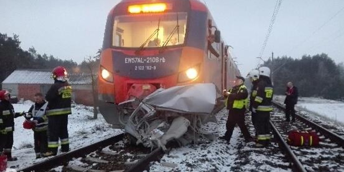 Wypadek na przejeździe kolejowym. Auto rozerwało na pół