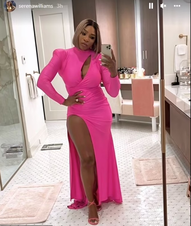 Serena u atraktivnoj, pink toaleti  