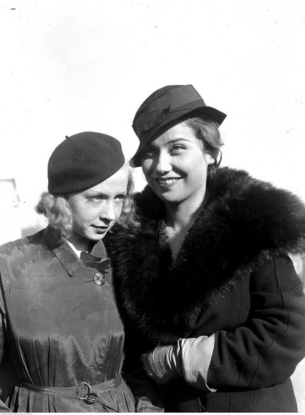 Jadwiga Andrzejewska i Irena Eichlerówna na dachu Pałacu Prasy w Krakowie (1933 r.)