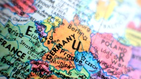 Nieco trudny QUIZ z geografii. Podajemy dwa miasta, dopasuj trzecie. 8/12 to świetny wynik