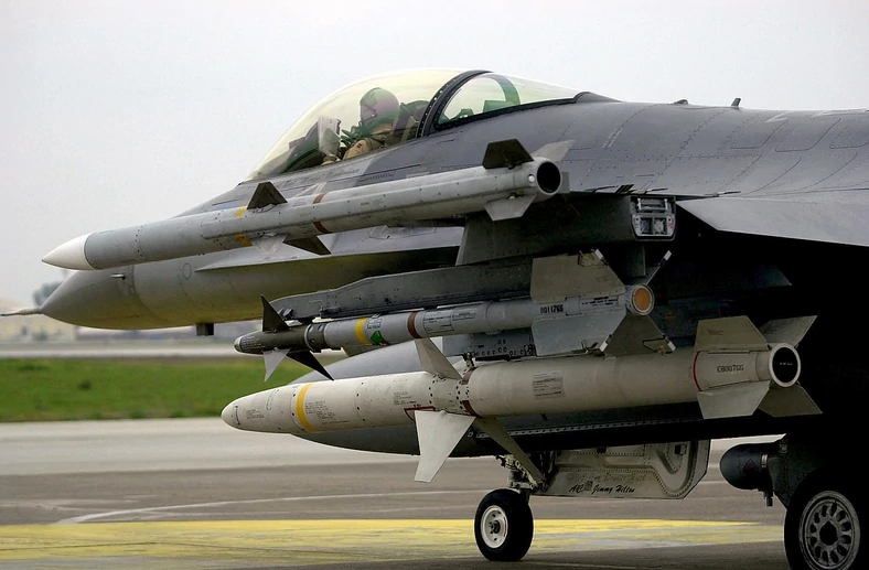 Myśliwiec F-16 uzbrojony w pociski AIM-120 (na górze), AIM-9 (w środku) i AGM-88 (na dole)