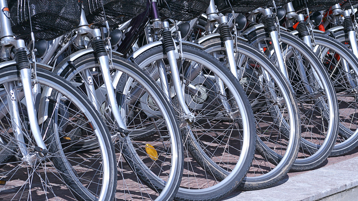 Od połowy maja w Białymstoku ma ruszyć system rowerów miejskich - BiKeR. Do dyspozycji będzie 300 rowerów w 30 stacjach. W poniedziałek władze miasta podpisały umowę z wykonawcą.
