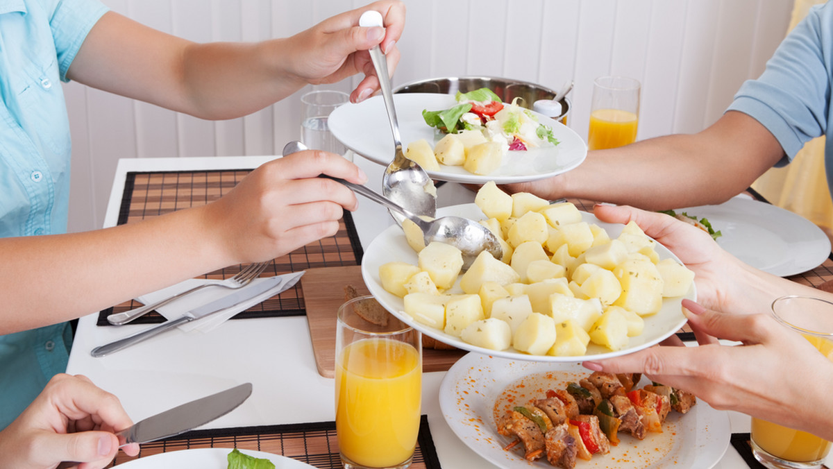 Badania mówią wyraźnie: członkowie jednej rodziny, choćby mieszkali daleko od siebie, kupują w sklepie te same produkty. Dlatego ważniejsza od uwarunkowań genetycznych jest genetyka stołu − mówi prof. dr hab. Artur Mamcarz, kardiolog, kierownik III Kliniki Chorób Wewnętrznych i Kardiologii WUM.