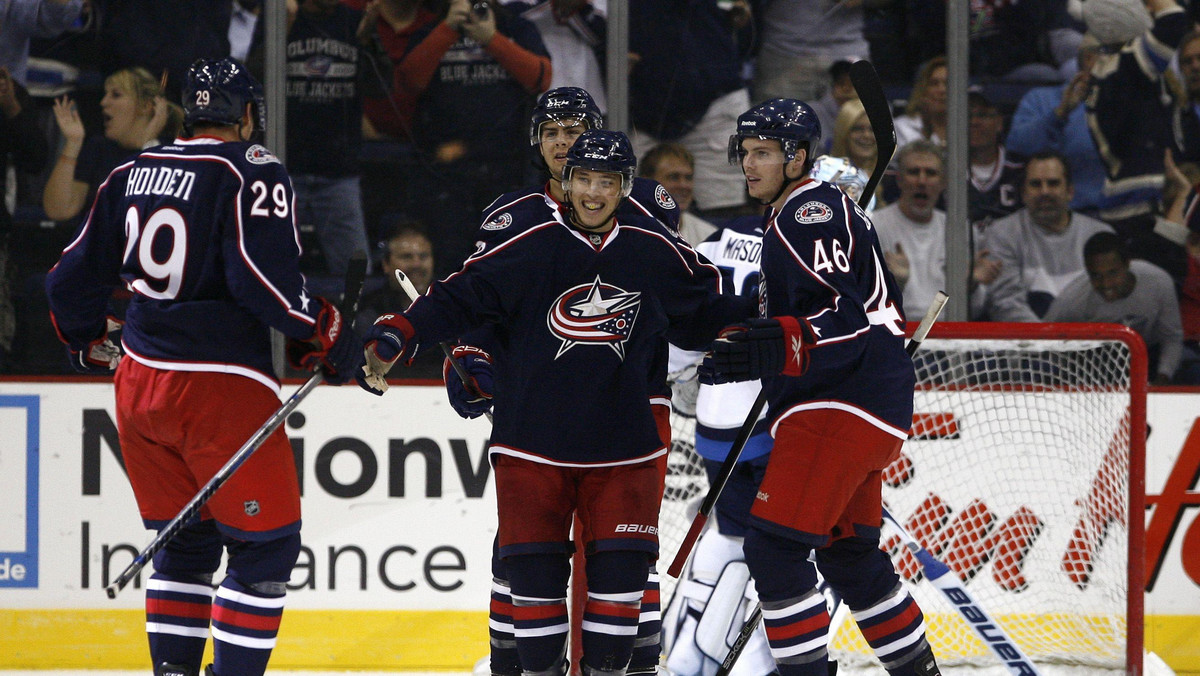 Pierwsze zwycięstwo w trwającym już trzy tygodnie sezonie zasadniczym ligi NHL odnieśli Columbus Blue Jackets. Kurtki pokonały 4:1 Detroit Red Wings i nareszcie powoli odbijają się od dna tabeli Zachodniej Konferencji.