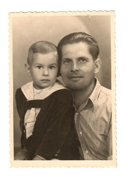 Bogusław Kaczyński w dzieciństwie. Na zdjęciu z ojcem