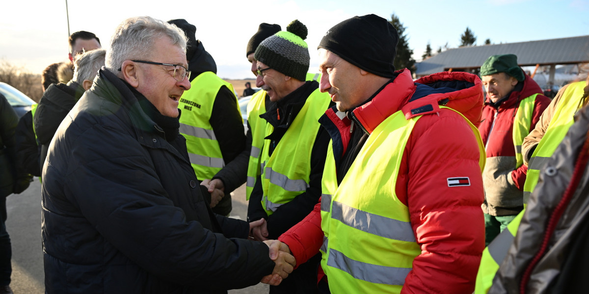 Minister rolnictwa i rozwoju wsi Czesław Siekierski spotkał się z protestującymi rolnikami z "podkarpackiej oszukanej wsi"