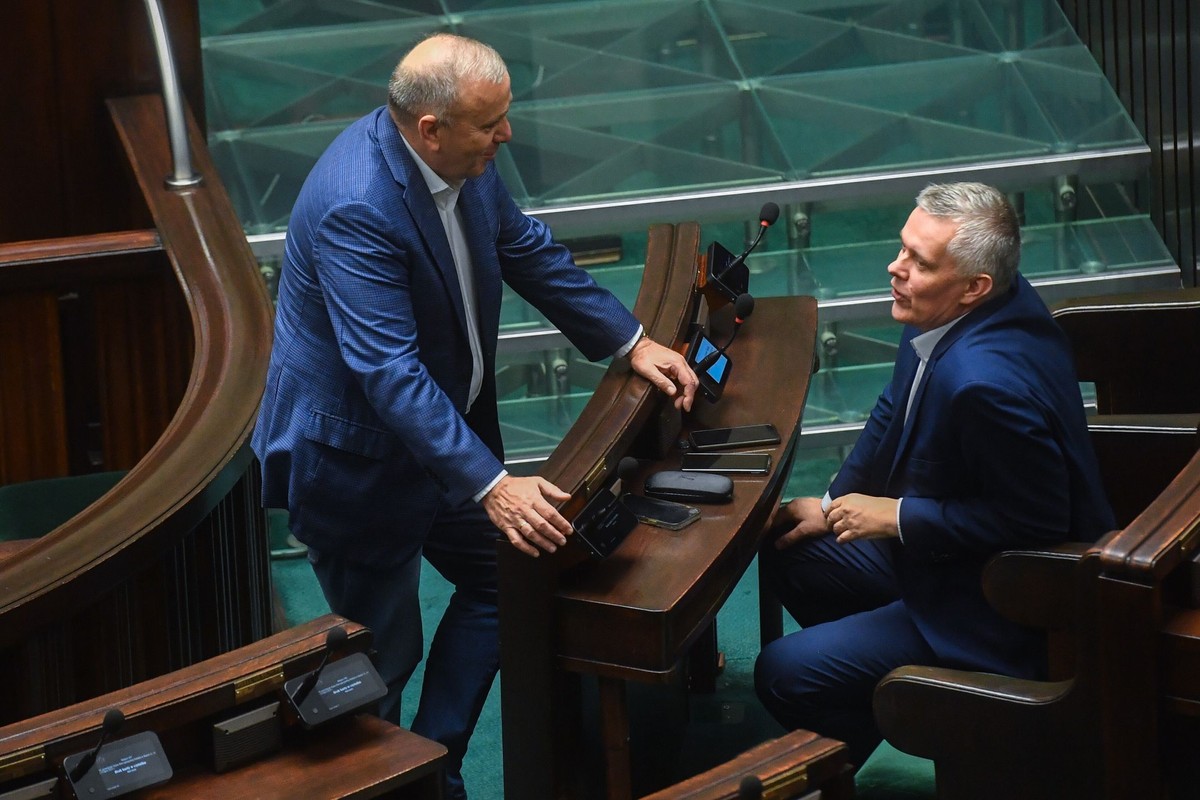 Posłowie KO Grzegorz Schetyna (L) i Tomasz Siemoniak (P)