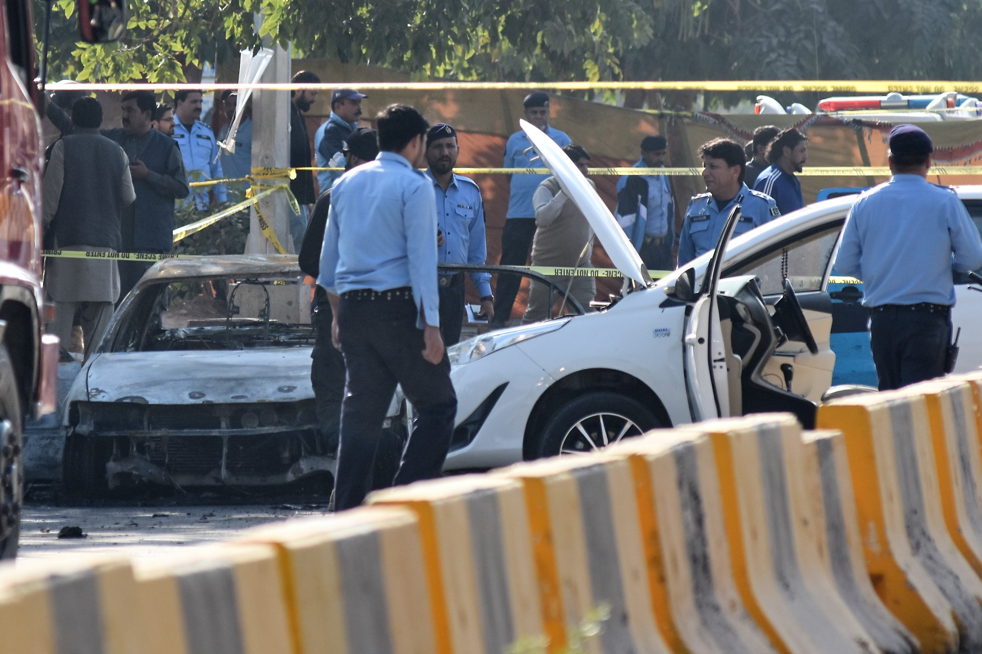 Pri výbuchu auta pred súdom v Islamabade zahynulo najmenej 12 ľudí. 