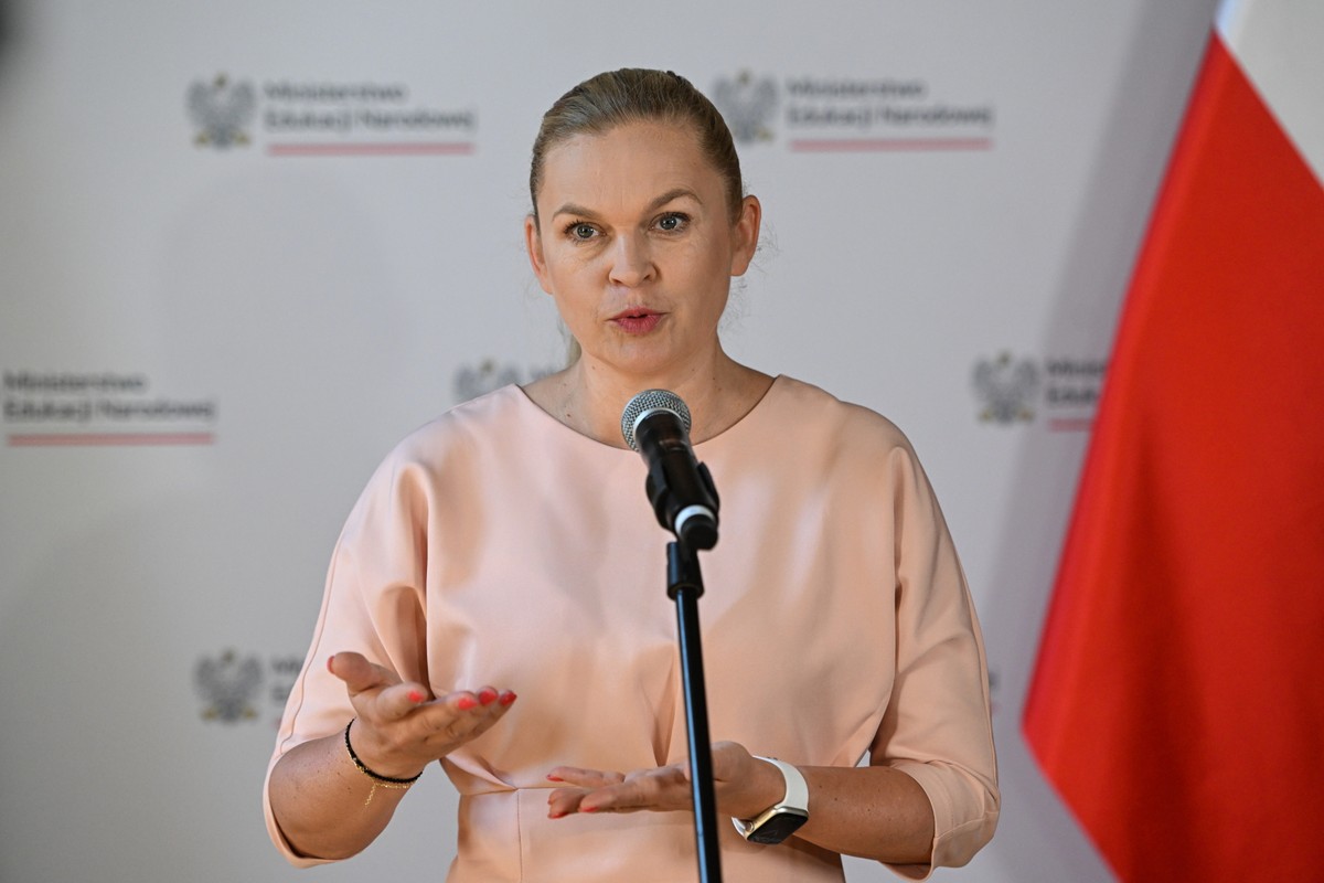Minister edukacji Barbara Nowacka podczas konferencji prasowej "Programy i przedsięwzięcia Ministra Edukacji dla szkół i przedszkoli" w siedzibie Ministerstwa Edukacji Narodowej w Warszawie