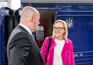 Džuli Dejvis po dolasku u Kijev 5. maja 2025.