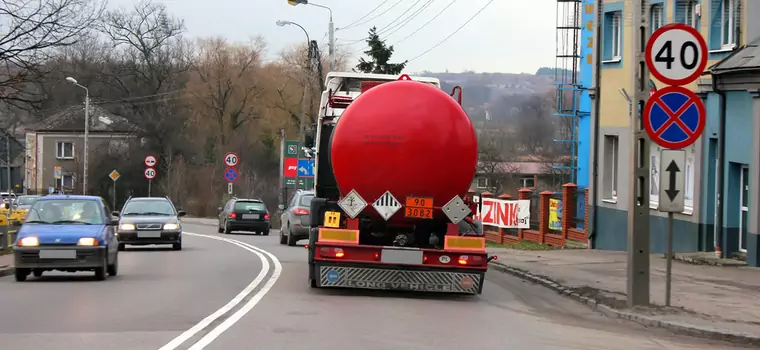 Czy za znakiem "zakaz zatrzymywania się" masz prawo stanąć autem na chodniku?