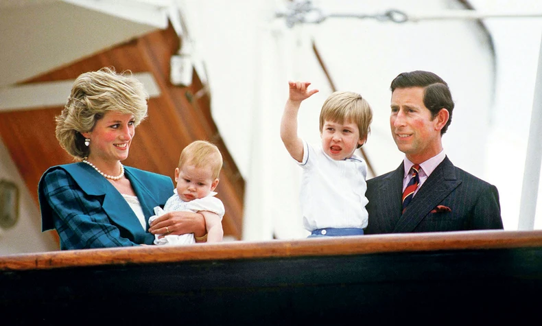 Princeza Dajana sa princom Čarlsom i prinčevima Harijem i Vilijamom