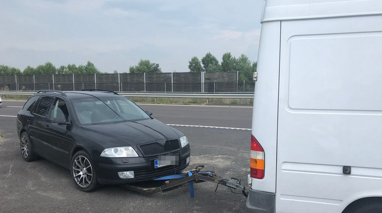Sofőr nélküli autót vontatott az M3-as autópályán egy román felségjelzésű kocsi / Fotó: Police.hu