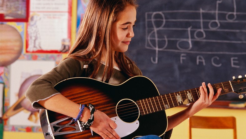 Nauka gry na gitarze dla początkujących. Wskazówki, porady, lekcje online -  Dziecko