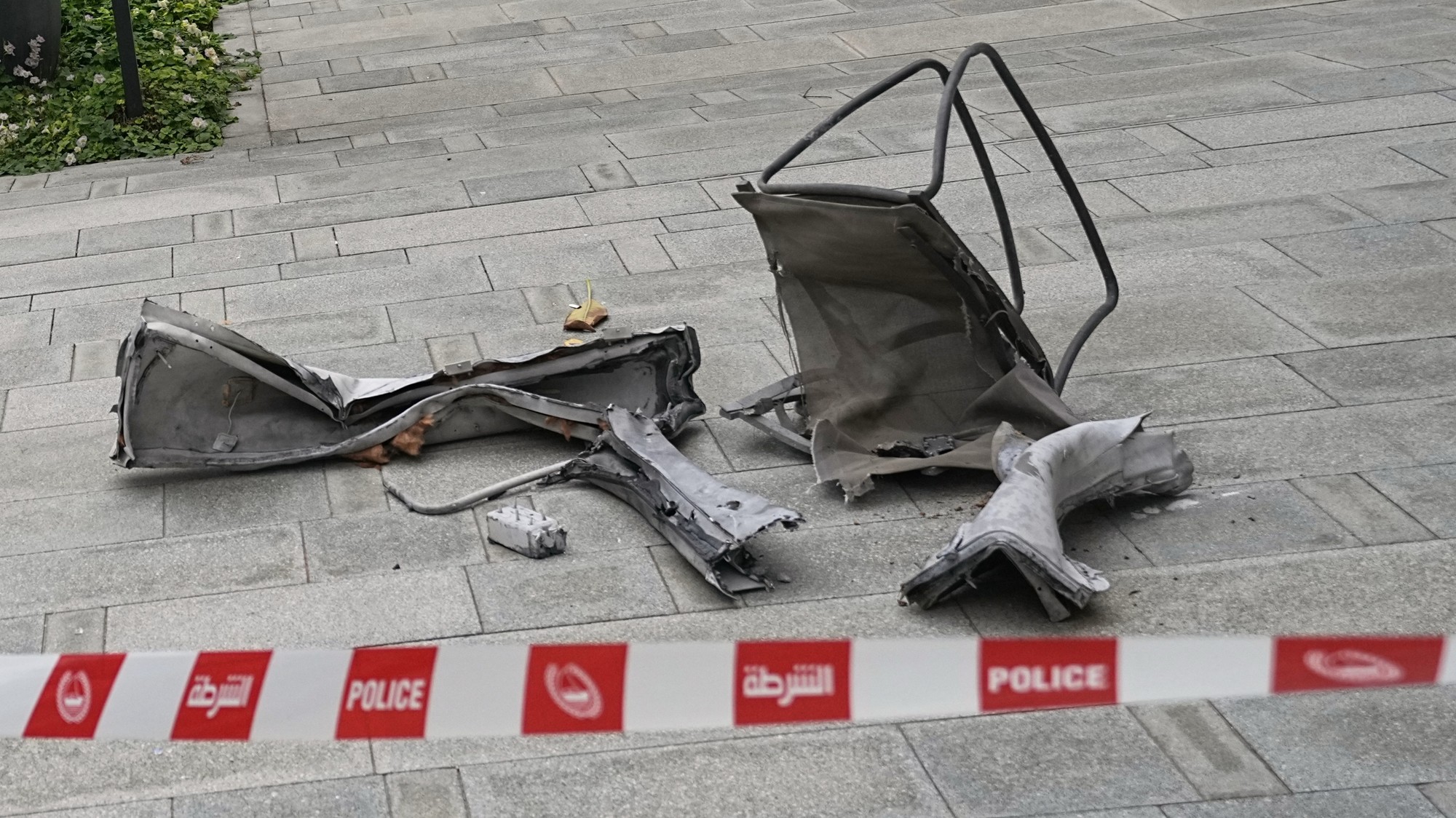 Trosky zo zachyteného útoku zasiahli v piatok budovu v centre Dubaja.