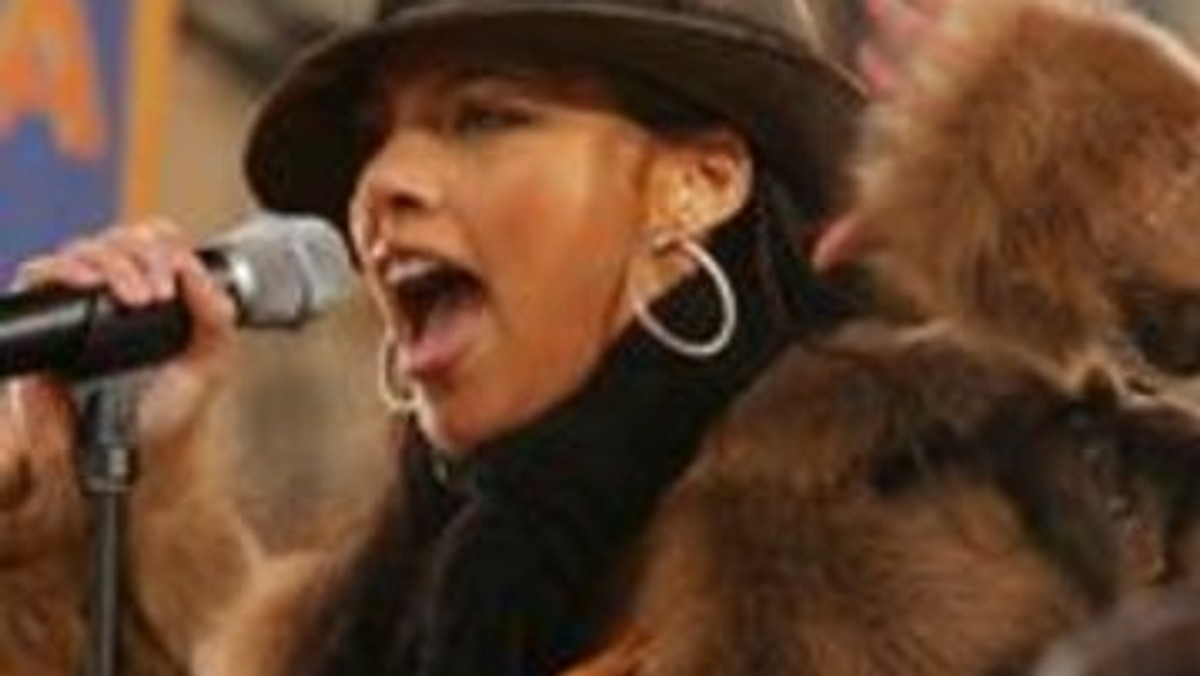 Alicia Keys dostosowała się do zaleceń lekarza i zamiast pracować, relaksuje się. Piosenkarka, która jest w szóstym miesiącu ciąży, odpoczywała na luksusowym jachcie zacumowanym u wybrzeży Korsyki wraz z mężem Swizzem Beatzem i przyjaciółmi.

fot. Ons.pl