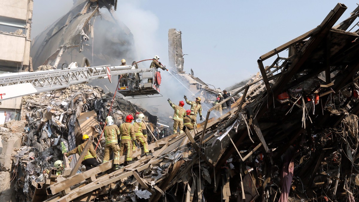 Iran: 30 strażaków zginęło w zawalonym wieżowcu w Teheranie