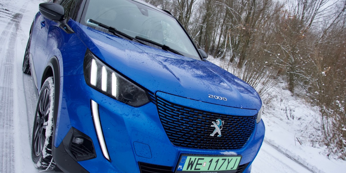 Peugeot e-2008 to elektryczny crossover, który na pełnym ładowaniu może pokonać realnie około 200 km.