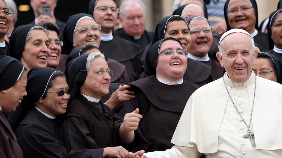 Papież Franciszek pozdrawia grupę zakonnic podczas cotygodniowej audiencji na Placu św. Piotra w Watykanie