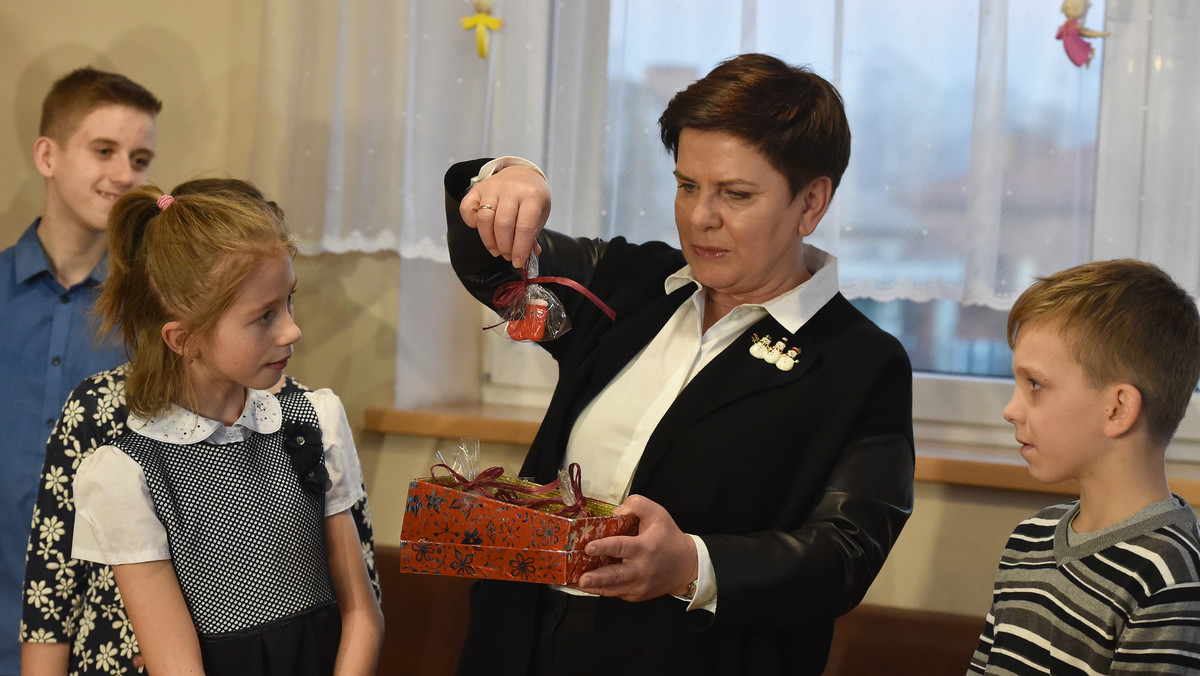 Premier Beata Szydło odwiedziła dziś dzieci z Placówki Opiekuńczo-Wychowawczej w Kętach (Małopolskie). Podczas mikołajkowego spotkania podarowała im prezenty. Dzieci odwdzięczyły się ręcznie zrobionymi podarunkami, m.in. broszkami.