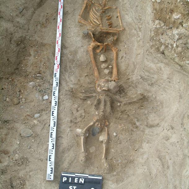 Groby z podbydgoskiej wsi: mężczyzny, któremu w nogach położono dziecko z rękoma w pozycji jakby było ukrzyżowane. Zdjęcia dzięki uprzejmości TSE „EWOLUCJA.