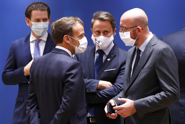 epa08553239 (L-R) Austria's Chancellor Sebastian Kurz, France's President Emmanuel Macron, Luxembourg's Prime Minister Xavier Bettel and European Council President Charles Michel at the start of the second day of an EU summit in Brussels, Belgium, 18 July 2020. European Union nations leaders meet face-to-face for the first time since February to discuss plans responding to coronavirus crisis and new long-term EU budget at the special European Council on 17 and 18 July. Dostawca: PAP/EPA.