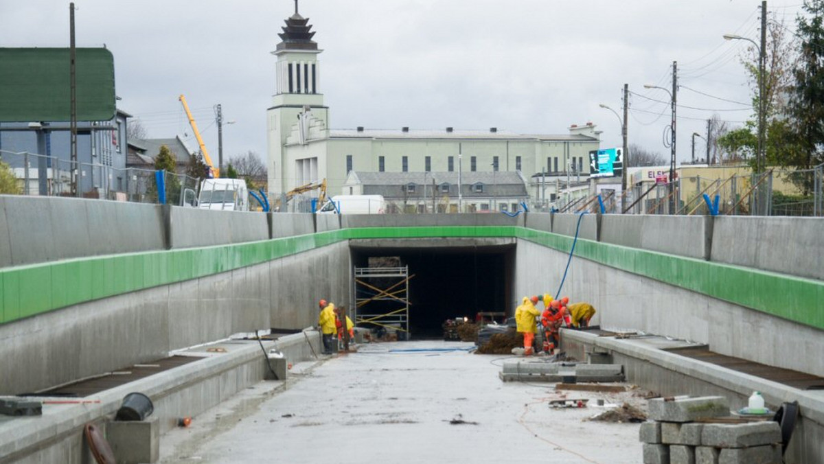 W związku realizacją kolejnego etapu przebudowy węzła komunikacyjnego na Dębcu i budową tunelu pod linią kolejową Poznań - Wrocław wprowadzone zostaną zmiany w organizacji ruchu na ulicy Czechosłowackiej i Łozowej.