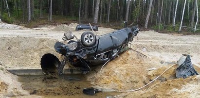 BMW koziołkowało 60 metrów. Stan młodego kierowcy fatalny