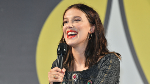 Millie Bobby Brown sztárokat megszégyenítően énekel új videójában