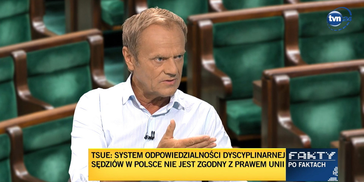 Donald Tusk był gościem piątkowego programu "Fakty po Faktach". Pełniący obowiązki szefa PO przeprosił za swój "nieformalny strój".