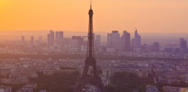 <b> Francja </b>
<br></br>
Francuzi nie idą do pracy 12 razy w roku. Siedem razy z okazji świąt chrześcijańskich (Wielkanoc, Zielone Świątki, Boże Ciało, Wniebowstąpienie NMP, Wszystkich Świętych, Boże Narodzenie), w pierwszy dzień roku, 1 maja oraz w związku z obchodami trzech świąt narodowych. Pierwszym z nich jest Dzień Zwycięstwa świętowany 8 maja w rocznicę zakończenia II wojny światowej. 14 lipca Francja wspomina zdobycie Bastylii i Wielką Rewolucję Francuską. Natomiast 11 listopada, kiedy w Polsce obchodzimy Święto Niepodległości, Francja celebruje Dzień Rozejmu upamiętniający żołnierzy poległych za ojczyznę w czasie I wojny światowej.