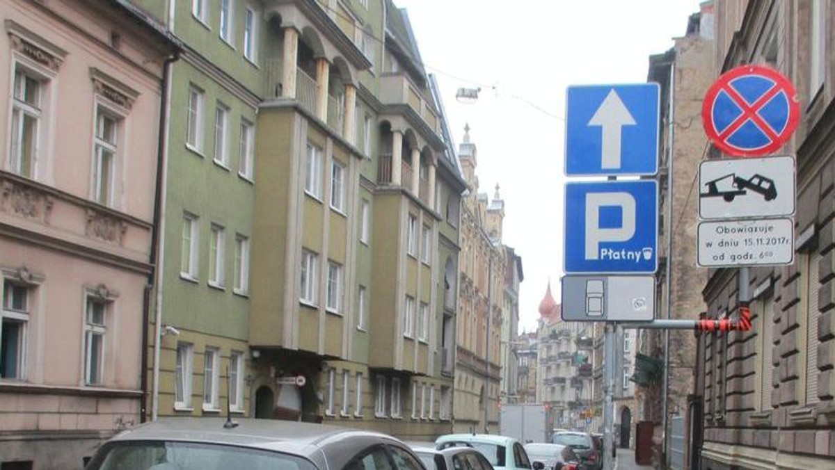 Wieczorem w Poznaniu demonstracji możemy spodziewać się na ulicach: Rybaki, Strzałowej oraz Długiej. Zgromadzenie publiczne zgłoszono także na ul. Fredry, przy klubokawiarni "Zemsta". Kierowcy muszą się liczyć z utrudnieniami, niewykluczone, że zmianie ulegnie także rozkład jazdy komunikacji miejskiej.