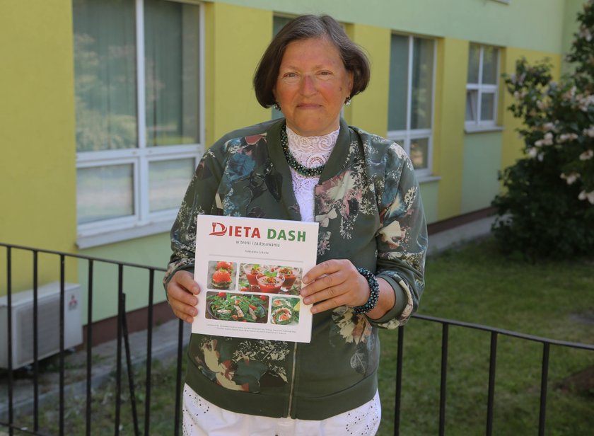 Więcej o diecie DASH oraz ciekawe przepisy można znaleźć w książce „Dieta DASH w teorii i zastosowaniu” autorstwa Aleksandry Cichockiej