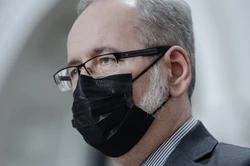 Niedzielski: Będą rekomendował, aby maseczki nosić wewnątrz jeszcze w wakacje