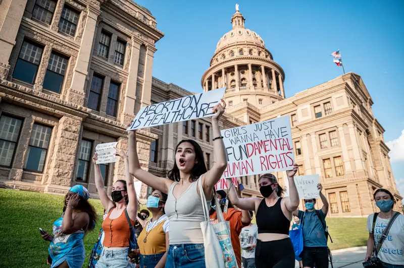 Kobiety protestujące w sprawie prawa do aborcji pod Kapitolem stanu Teksas w Austin, 1 września 2021 r. / Getty Images